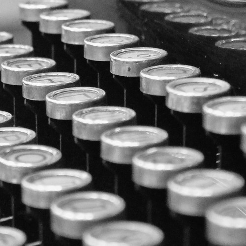 Decorative afbeelding: Ingezoomd op het toetsenbord van een oude typemachine.